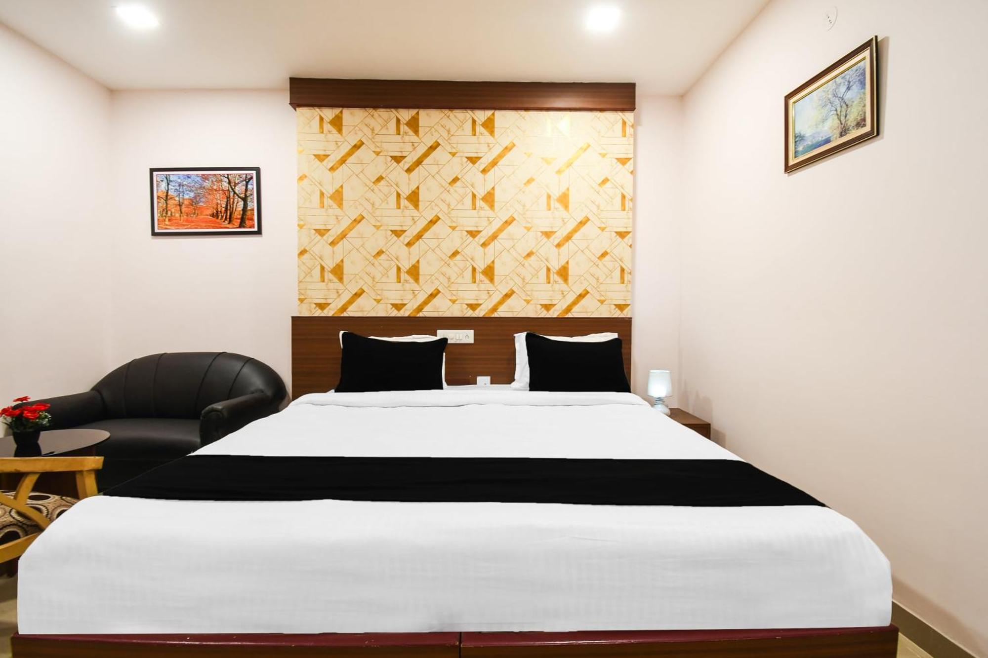 Super Townhouse Best Inn Khandagiri Extérieur photo